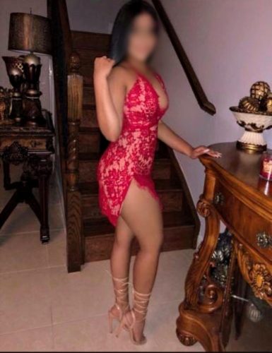 Escort Olia İnleyerek Boşaltıyor