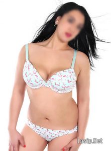 Seksi Kadın Eskort Yeşim Çırılçıplak Bedeniyle Veriyor