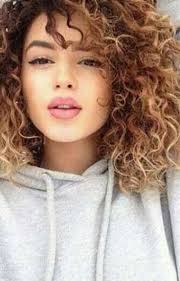 Kıvırcık saçlı escort güzeli Gamze